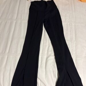 TNA ACTION SLIT-LEG FLARE LEGGINGS — BLACK (XS)